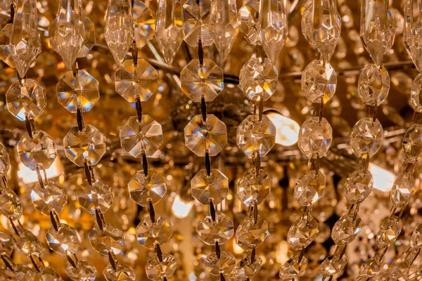 Közelről a trendi kristályok Chandelier. Ragyogó háttér luxus belső. Vintage kristály lámpa adatai. — Stock Fotó