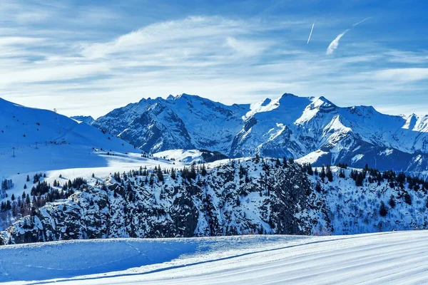 Snow mountain in winter. Concept of winter recreation in the mountains. Beautiful winter background. — Stock Photo, Image