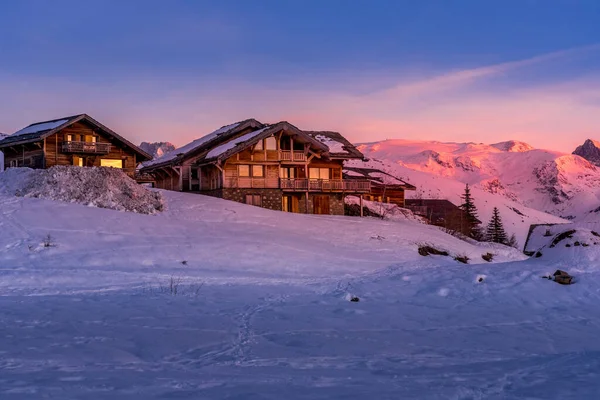 Alpiner Wintersportort Mit Holzchalet Späteren Abend Typische Französische Winterlandschaft Hochwertiges — Stockfoto