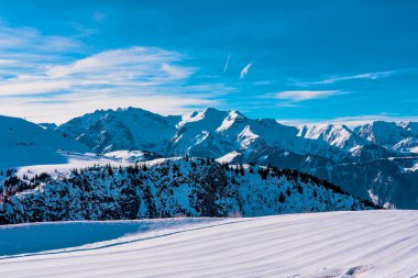 Alpe dHuez, Fransa - 30.12.2021: Panoramik havaalanı manzaralı Alp Dağı Kışlık Oteli. 