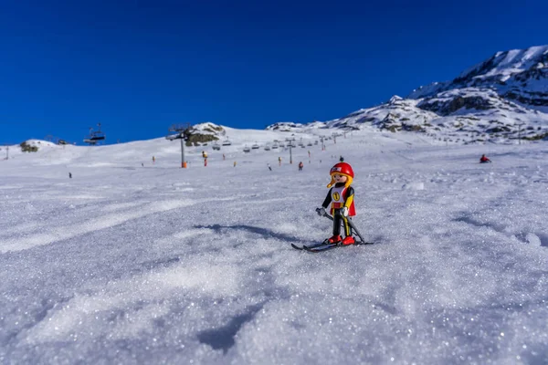 Alpes dHuez, Frankrijk - 01.01.2022: Lego plastic speelgoedskiër op het echte ski-Franse resort, winter sneeuw bergen achtergrond — Stockfoto