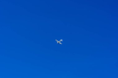 Mavi gökyüzünde küçük, özel bir uçak.. 