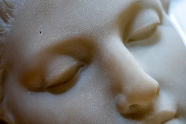 París, Francia - 13.11.2021: Primer plano de la estatua de mármol antiguo retrato de una mujer. Escultura antigua. — Foto de Stock
