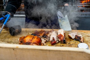 Güzel, Fransa - 13.12.2021 iPhone 13 Pro Max 'in yeni akıllı telefonu. Bulanık altın arka plan, makro yakın çekim. Üç yakın çekim telefon kamerası. Yeni teknoloji konsepti, dövüş kalitesi ürünü. 