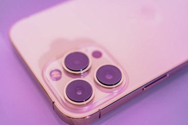 Güzel, Fransa - 13.12.2021 iPhone 13 Pro Max 'in yeni akıllı telefonu. Bulanık menekşe arkaplan, makro yakın çekim. Üç yakın çekim telefon kamerası. Yeni teknoloji konsepti, dövüş kalitesi ürünü. 
