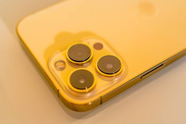 Güzel, Fransa - 13.12.2021 iPhone 13 Pro Max 'in yeni akıllı telefonu. Bulanık altın arka plan, makro yakın çekim. Üç yakın çekim telefon kamerası. Yeni teknoloji konsepti, dövüş kalitesi ürünü. 