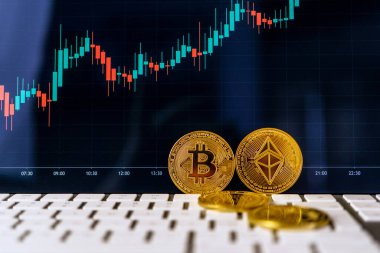 Laptop Klavyesinde Şifreleme Bozukluklarının Yakın Görüntüsü. Bitcoin akıllı telefon ekranının grafik evrimi. 