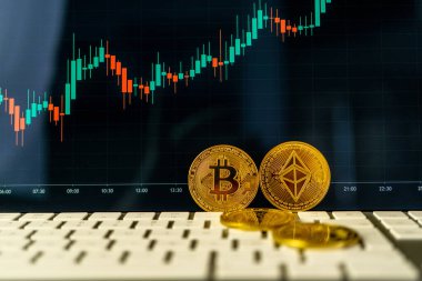 Laptop Klavyesinde Şifreleme Bozukluklarının Yakın Görüntüsü. Bitcoin akıllı telefon ekranının grafik evrimi. 