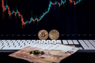 Laptop Klavyesindeki Euro Banknotları ve Kripto Para Birimlerinin Yakın Görüntüsü. 