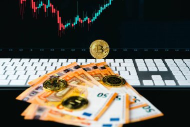 Laptop Klavyesindeki Euro Banknotları ve Kripto Para Birimlerinin Yakın Görüntüsü. 