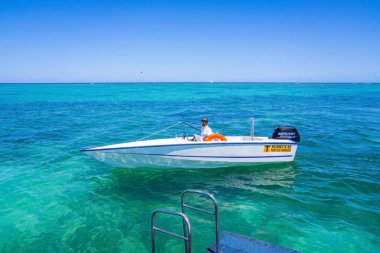 Mauritius Adası - 04.11.2021: Güzel bir tropikal denizde sürücüsü olan turist motoru. Kaliteli fotoğraf