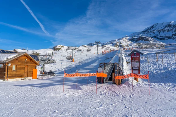 Alpe dHuez, Frankrijk - 31.12.2021: Winterlandschap met houten chalet in Frans skigebied. Prachtig uitzicht op Alpesgebergte. Achtergrond van het vakantieconcept. — Stockfoto