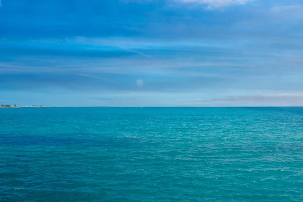 Struktura mořské vody pozadí. Vzdušný výhled na hladinu oceánu. Zářící modrá voda vlní pozadí. Letní koncept. — Stock fotografie