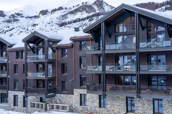 Seitenblick auf verschneite Baustelle mit neuem Appartementhaus am Alpinskigebiet — Stockfoto