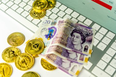 Nice, Fransa - 26.02.2022: Klavyedeki Pounds Banknotları ve Şifreleme Bozukluklarının Yakın Görüntüsü. 