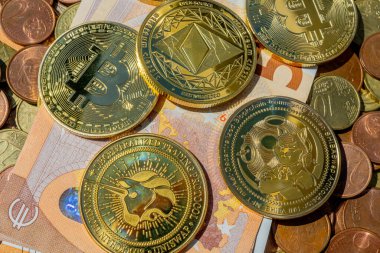 Euro Banknotları ve Euro sentleri üzerindeki Kripto para birimlerinin yakın görüntüsü. Yüksek kalite fotoğraf