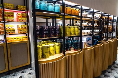 LONDON, UNITED KINGDOM - 22.04.2022: Londra 'daki çay dükkanında ünlü İngiliz çayı Twin. Yüksek kalite fotoğraf