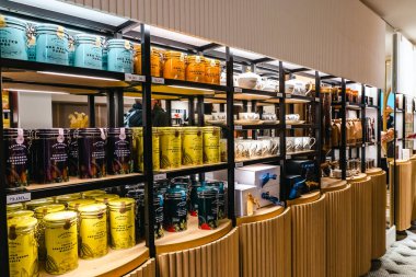 LONDON, UNITED KINGDOM - 22.04.2022: Londra 'daki çay dükkanında ünlü İngiliz çayı Twin. Yüksek kalite fotoğraf