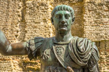 Londra, İngiltere 22.04.2022 Roma İmparatoru Trajan 'ın Londra Kulesi dışındaki heykeli. Yüksek kalite fotoğraf