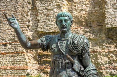 Londra, İngiltere 22.04.2022 Roma İmparatoru Trajan 'ın Londra Kulesi dışındaki heykeli. Yüksek kalite fotoğraf