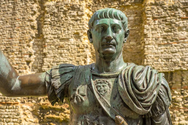 Londra, İngiltere 22.04.2022 Roma İmparatoru Trajan 'ın Londra Kulesi dışındaki heykeli. Yüksek kalite fotoğraf