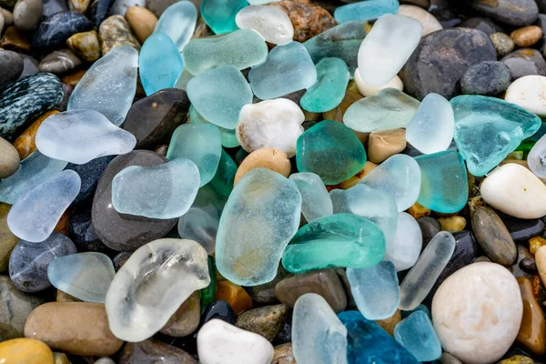 Φυσικό Πολυστρωματικό Γυαλί Θάλασσας Και Πέτρες Στην Παραλία Γαλάζιο Καθαρό — Φωτογραφία Αρχείου