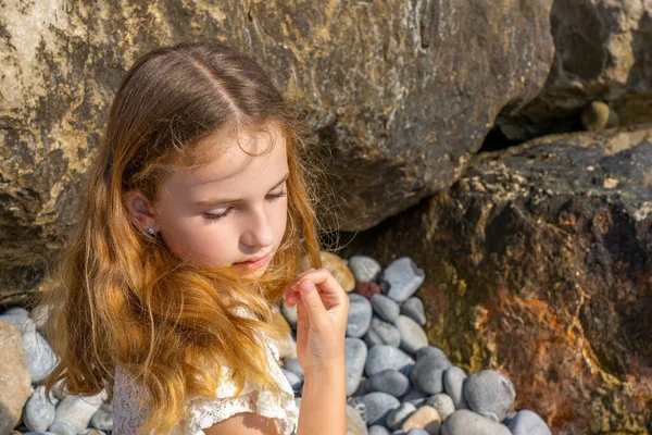 Piękna Mała Dziewczynka Blond Włosami Siedząca Skale Nad Morzem Wysokiej — Zdjęcie stockowe