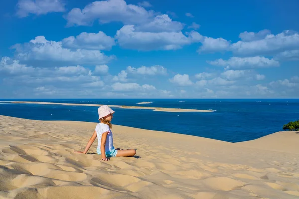 Girl Sitting Huge Sand Dune Famous Tourist Destination Dune Pyla — Zdjęcie stockowe