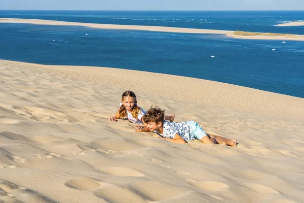 女の子と男の子の巨大な砂の砂丘 有名な観光地デューンピラで遊んでいる フランスのピラト デューン 高品質の写真 — ストック写真