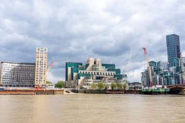 Londra, İngiltere - 22.04.2022: MI6 olarak bilinen Gizli İstihbarat Servisi binası, Vauxhall Köprüsü 'nün yanındaki Thames Nehri kıyısında yer alan bir James Bond filminde çekildi. Yüksek kalite fotoğraf
