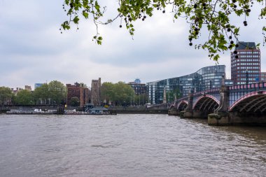 Londra, İngiltere - 23.04.2022: Thames nehri üzerinde tipik Londra şehir manzarası. Yüksek kalite fotoğraf
