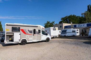 Jouy le Chatel, FRANCE - 05.08.2022: Kiralık otoparkta kamp arabası. Tatil tatili konsepti. Kaliteli fotoğraf 