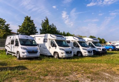 Jouy le Chatel, FRANCE - 05.08.2022: Kiralık otoparkta modern kamp arabaları. Tatil tatili konsepti. Kaliteli fotoğraf 