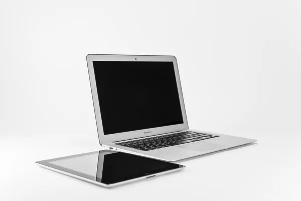 Laptop e tablet, Macbook Air e iPad . — Fotografia de Stock