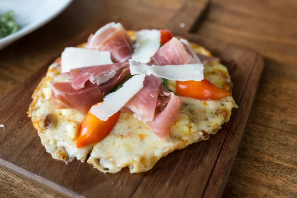 Pizza ile parma ham ahşap tepsi.