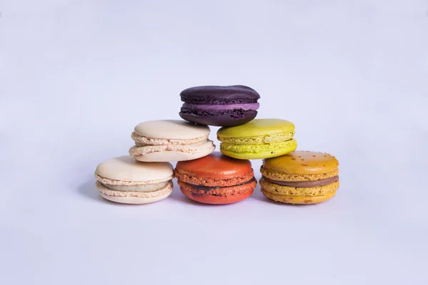 Beyaz arka plan üzerinde renkli Fransız macarons