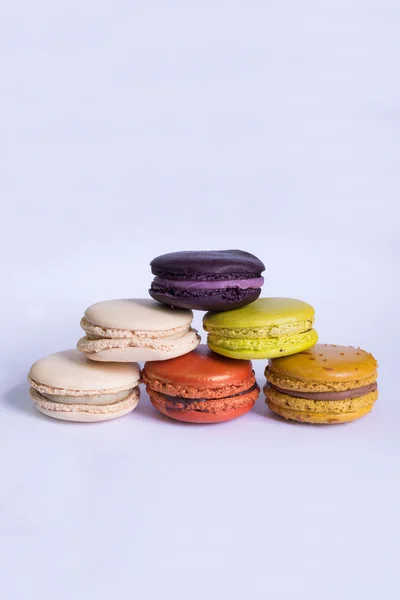 Beyaz arka plan üzerinde renkli Fransız macarons