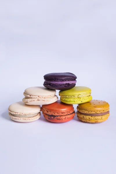 Beyaz arka plan üzerinde renkli Fransız macarons