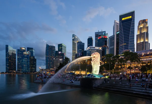 SINGAPOUR-25 mai : La fontaine Merlion et les toits de Singapour le 25 mai 2014. Merlion est une créature imaginaire avec une tête de lion et le corps d'un poisson et est souvent considéré comme un symbole de Singapour . — Photo