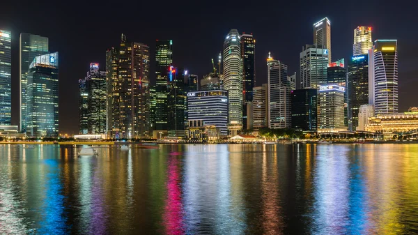 Singapur - 24 Mayıs: marina Körfezi üzerinde 24 Mayıs 2014 yılında Singapur günbatımında karmaşık kumları. Marina bay sands entegre resort dünyanın en pahalı bağımsız casino özelliği olduğunu.
