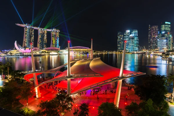 Cityscape twilight saat içinde singapore gecenin: esplanade görünümünden marina defne