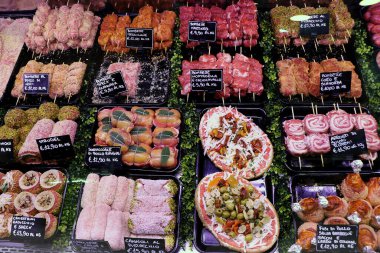 Bir İtalyan kasap dükkanının tezgahı. Çeşitli kesimler ve et hazırlıkları.