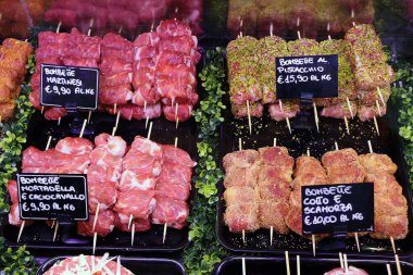 Bir kasabın dükkanında satılık çeşitli ünlü bombardıman martinileri. Peynirle doldurulmuş köfteler.