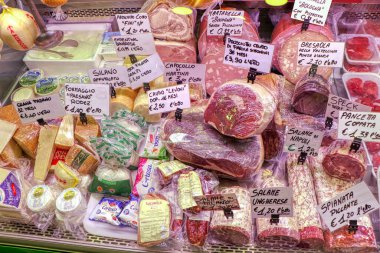 Bir İtalyan süpermarketinde kurutulmuş et ve peynir satıyorum.