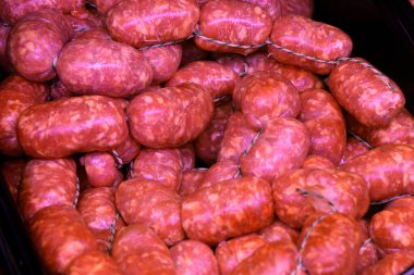 Çiğ İtalyan sosisi pişirilmeye hazır. Kasap dükkanında satılık et.