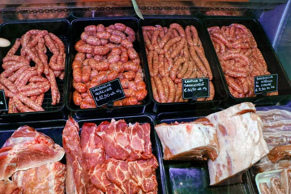 Embutido Italiano Crudo Listo Para Cocinar Carne Venta Carnicería — Foto de Stock