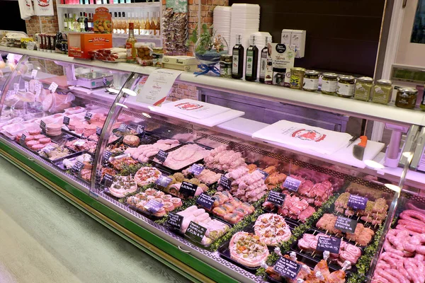 Kassör Italiensk Slakteributik Med Olika Styckningsdelar Och Köttberedningar — Stockfoto