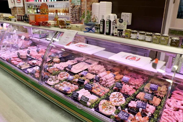 Theke Einer Italienischen Metzgerei Mit Verschiedenen Fleischschnitten Und Fleischzubereitungen — Stockfoto