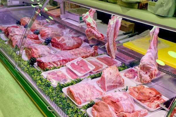 Contador Una Carnicería Italiana Con Varios Cortes Preparaciones Carne — Foto de Stock