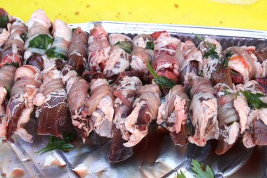 Gnummareddi ya da torcinelli, kuzu sakatatına (ciğer, akciğer ve böbrek) dayalı rulo, Güney İtalya 'da tipik bir yiyecek özelliğidir.